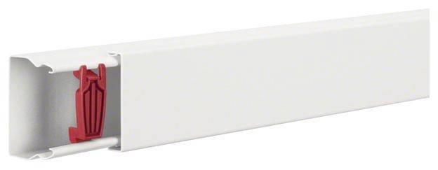 Witte kunststof rail met rode bevestigingsclip aan de binnenkant, geschikt voor kabelmanagement.