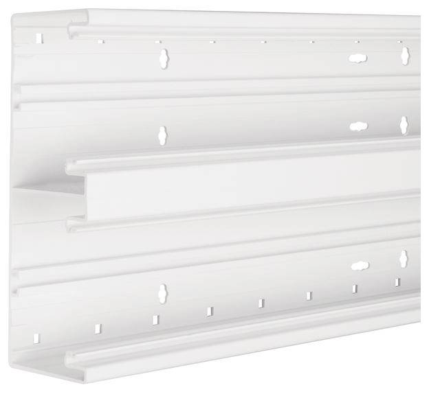 Witte kunststof wandhouder met meerdere horizontale sleuven en gaten voor flexibele bevestiging bij rek- of displaysystemen.