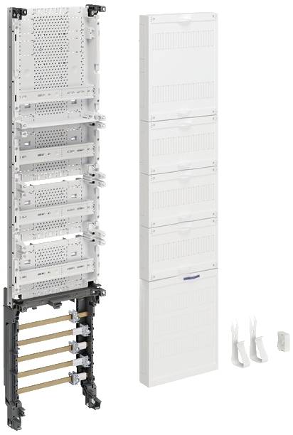 Een gedemonteerde zekeringkast met meertraps opbouw: bevat basisprofiel, schakelkasten en afdekplaten. Accessoireonderdelen ernaast.