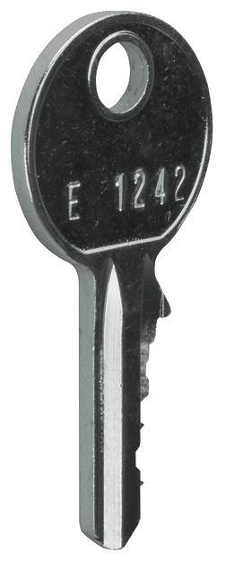 Een zilveren sleutel met de inscriptie 'E 1242'. De kop van de sleutel is rond met een gat om aan te bevestigen.