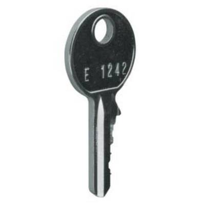 Een zilveren sleutel met de inscriptie 'E 1242', afgebeeld van de zijkant met een ronde kop en een getande baard.