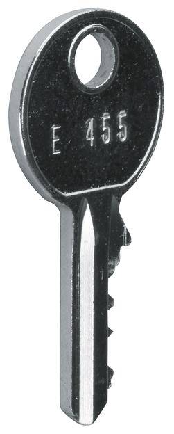 Een zilveren sleutel met de inscriptie 'E 455'.