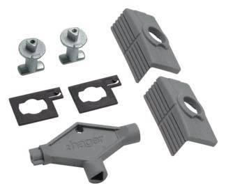 Een set grijze kunststof klemmen en toebehoren van Hager. Bevat twee klemmen, twee afdekplaten en twee rechthoekige adapters.