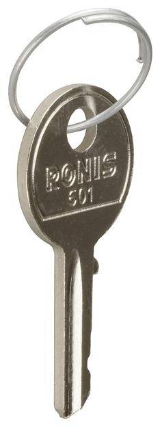 Een zilveren sleutel met het opschrift 'RONIS 501' hangt aan een sleutelhanger.