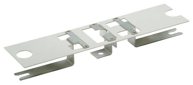 Metalen plaat met uitsparingen, waarop drie klemmen zijn gemonteerd. Wordt gebruikt voor het bevestigen of verbinden van onderdelen.