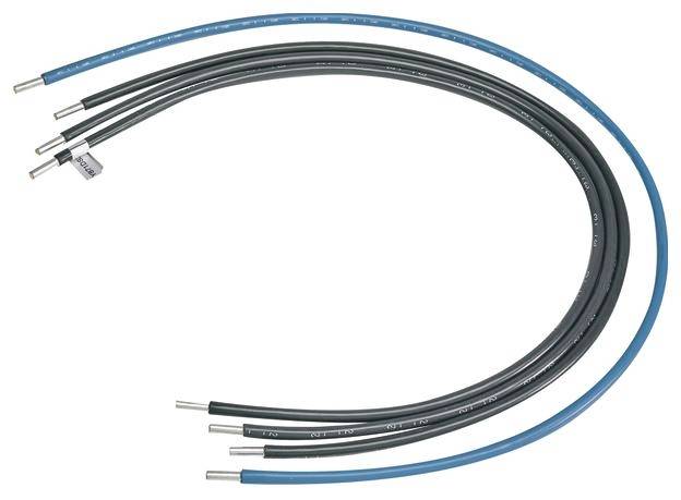 Verschillende zwarte en één blauw elektrokabel met ontblote uiteinden liggen naast elkaar in een lichte boog.