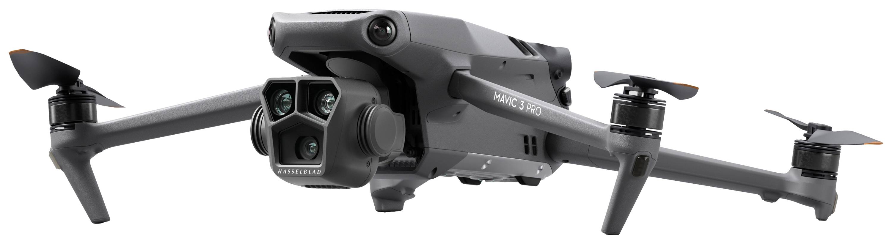 Een grijze drone met vier propellers en meerdere camera's aan de voorkant, zweeft licht gekanteld in de lucht.