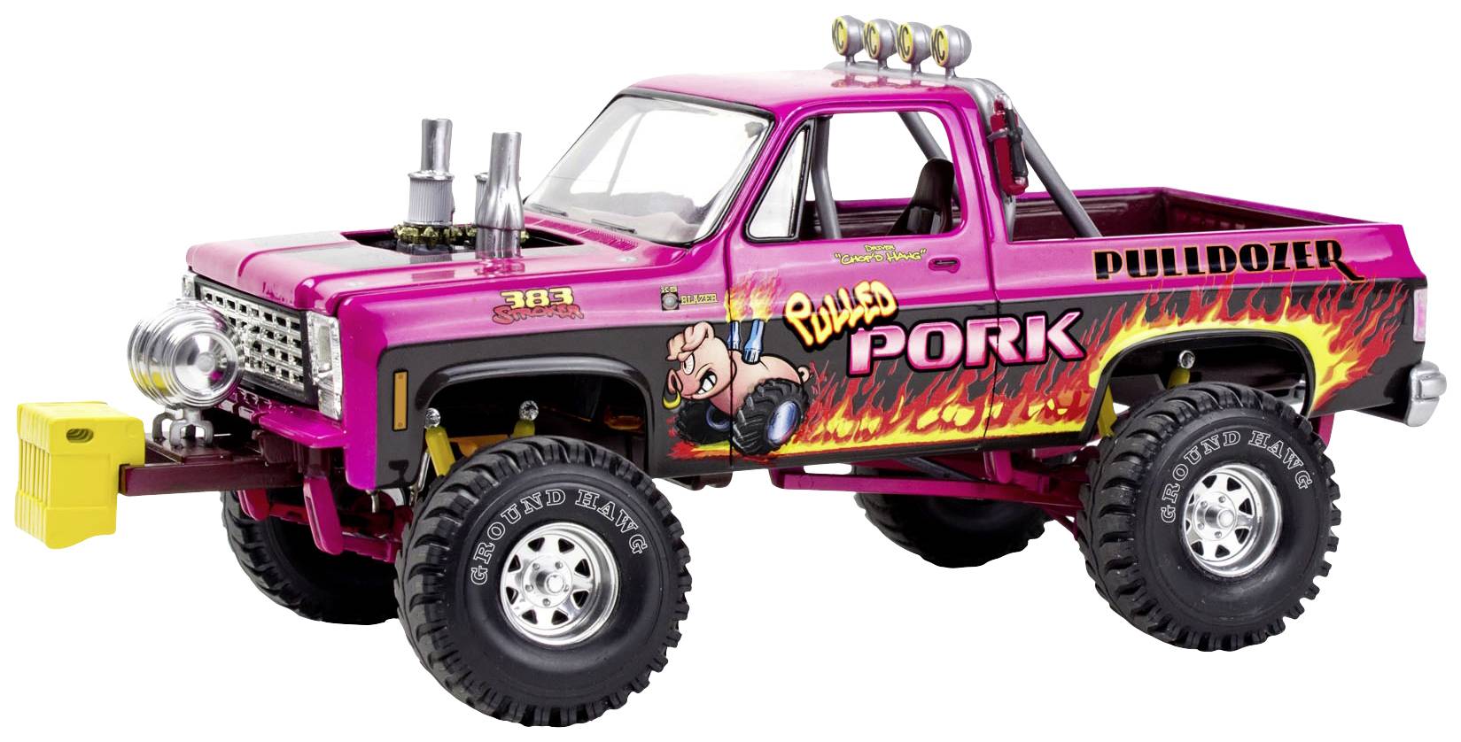 Een roze speelgoed-truck in monster-truck-stijl met vlammendesign en de tekst 'Pulled Pork.'