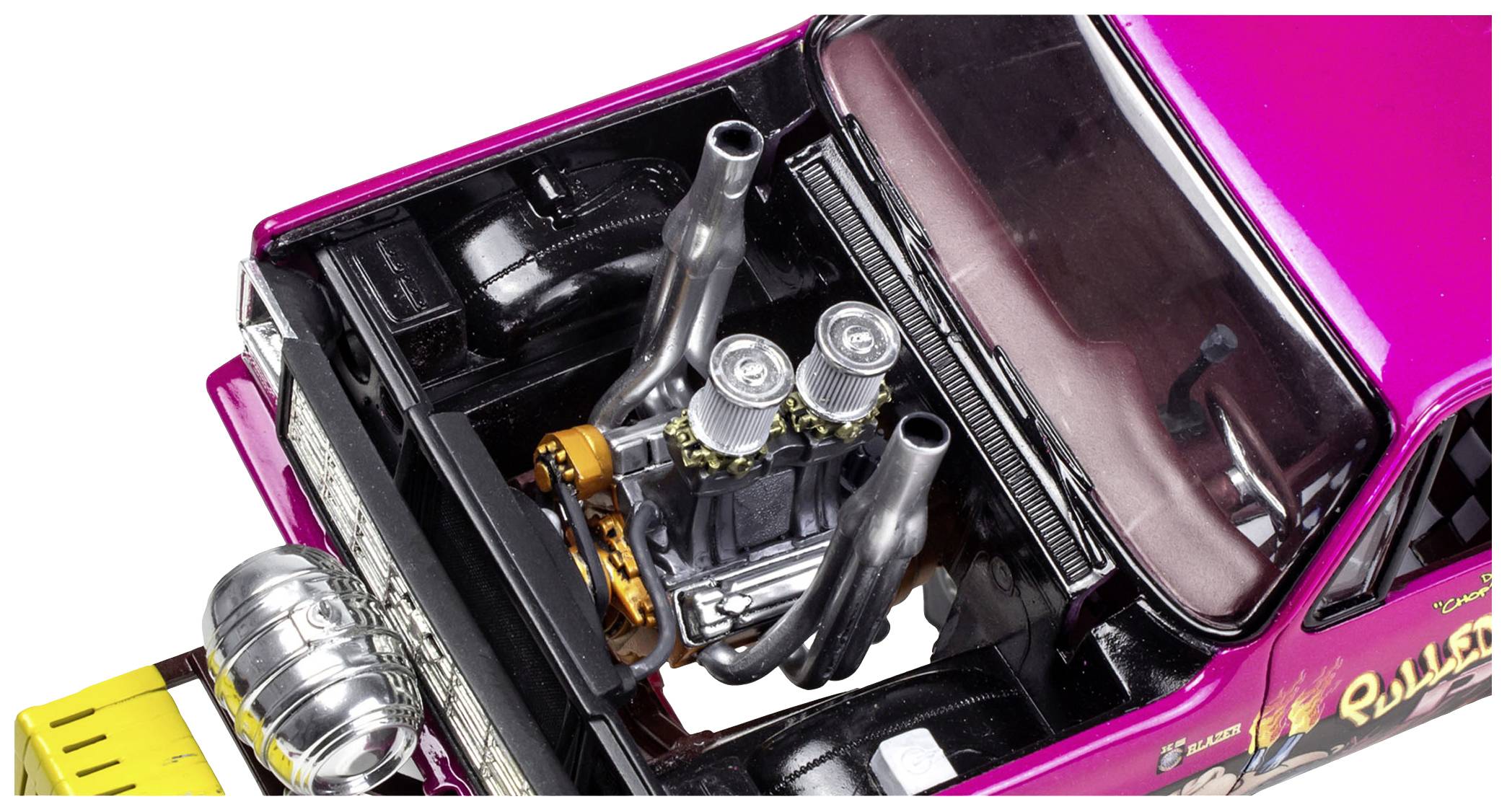 Rosa modelauto met open motorruimte. Motor en uitlaatpijpen zijn zichtbaar. Rechterkant is gemarkeerd met 'Rude'.