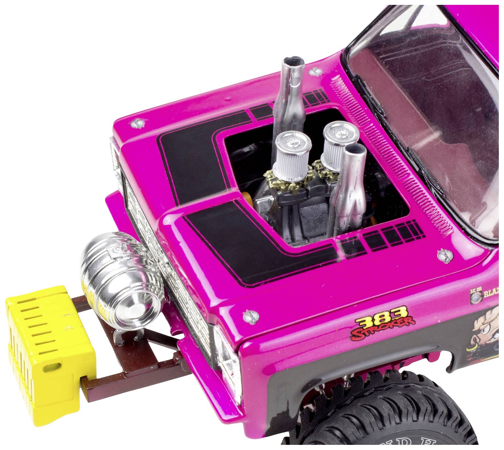 Een roze modelauto met een gedetailleerde motor en een sticker '383' op de motorkap, toont een sportief en opvallend design.