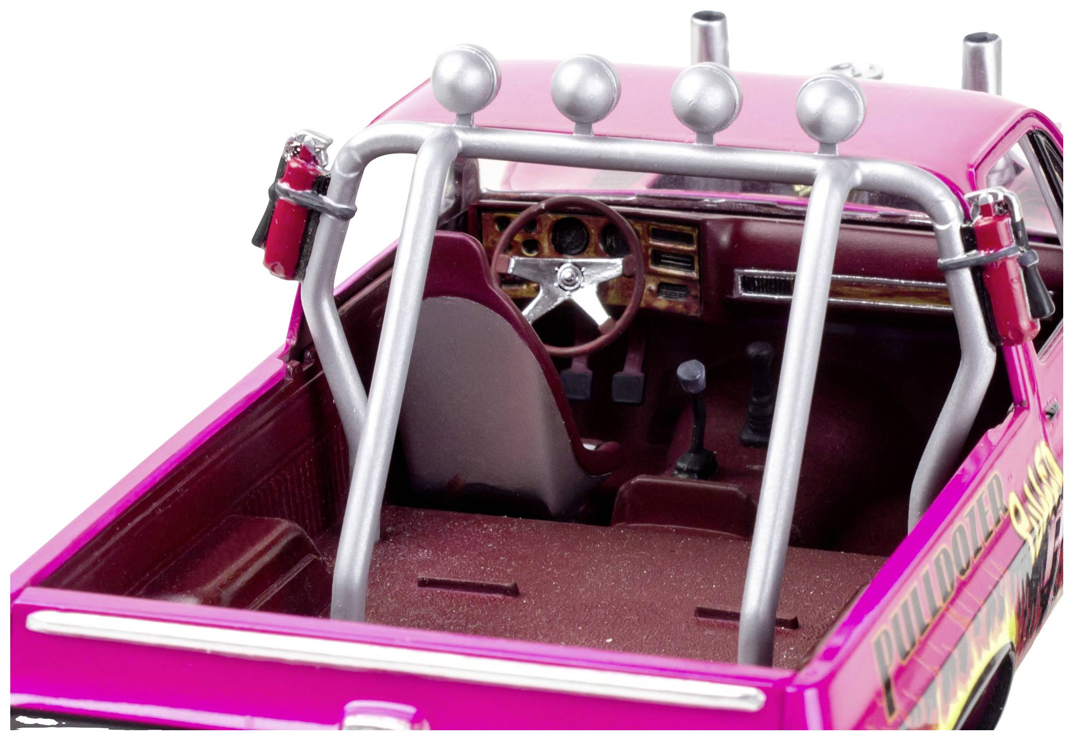 Roze modelvoertuig met gedetailleerd interieur, waaronder een houten stuurwiel en zilveren rolbeugels. Achterbank niet zichtbaar.