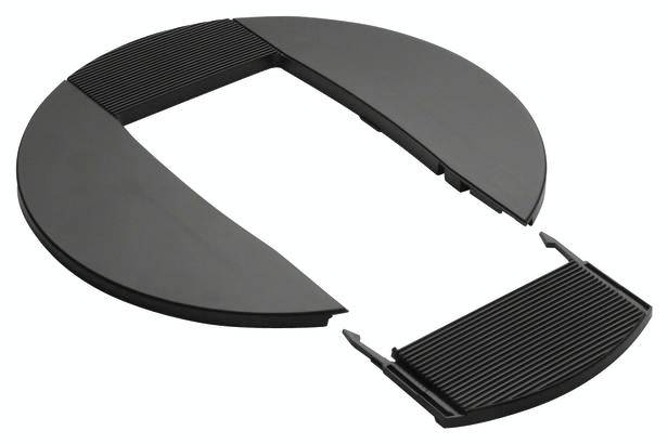 Een zwarte, ronde buitenvloerbeschermer, bestaande uit vier onderdelen die samen een gesloten model vormen. Ideaal voor terrassen.