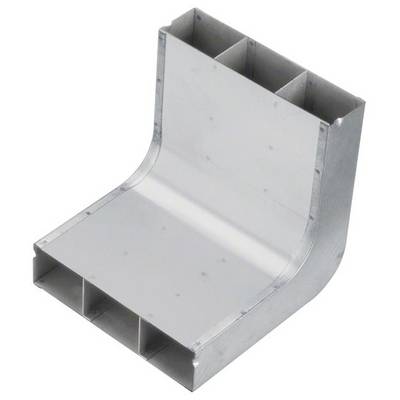Metalen, haaks gebogen onderdeel met meerdere kamers, zoals dat gebruikelijk is in ventilatie- of kabelgootinstallaties.
