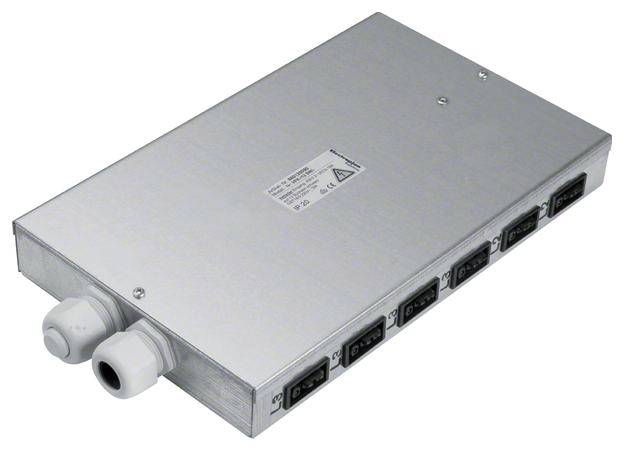 Een rechthoekige, zilverkleurige verdeelkast met vier aansluitbussen aan de voorkant en twee kabelwartels aan de linkerkant.