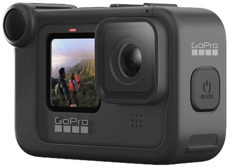 Een GoPro-camera met een scherm aan de voorkant, waarop een wandelend stel te zien is in een schilderachtig berglandschap.