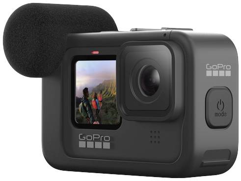 Een GoPro-camera met microfoonaansluiting, waarop het scherm een bergpanorama met twee mensen te zien is.