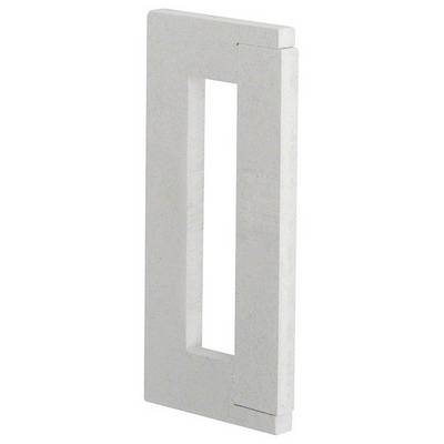 Betonnen steen met rechthoekige uitsparing, mogelijk gebruikt als decoratief of functioneel bouwelement.
