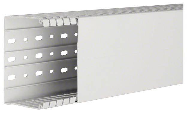 Een witte kunststof kabelgoot met geperforeerde zijden, geschikt voor nette aanleg en bescherming van kabels in technische installaties.