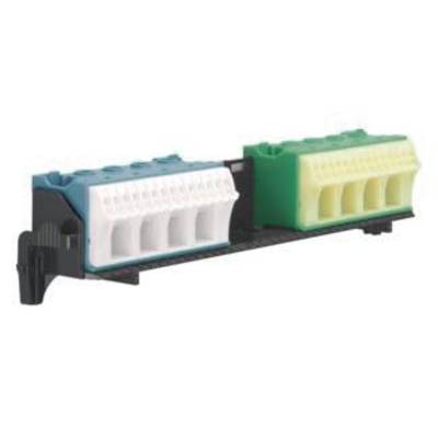Een meervoudige aansluitklem met een blauwe en groene afdekking op een zwarte houder, gebruikt voor elektrische aansluitingen.