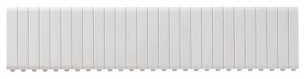Een witte radiator met verticale lamellen, gemonteerd aan de muur. Hij is bedoeld om een ruimte te verwarmen.