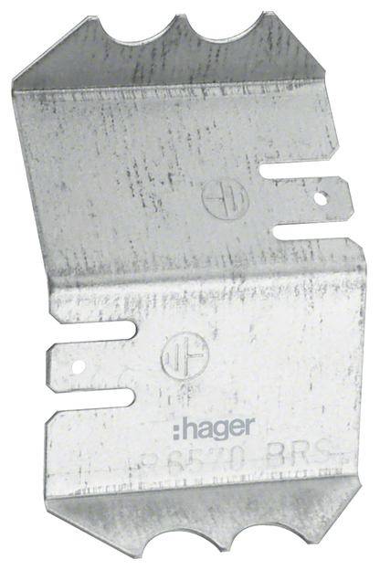 Metalen klem van Hager met ingestanst logo en productnummer. Gebruikt voor het bevestigen van kabels of installaties in elektrische installaties.