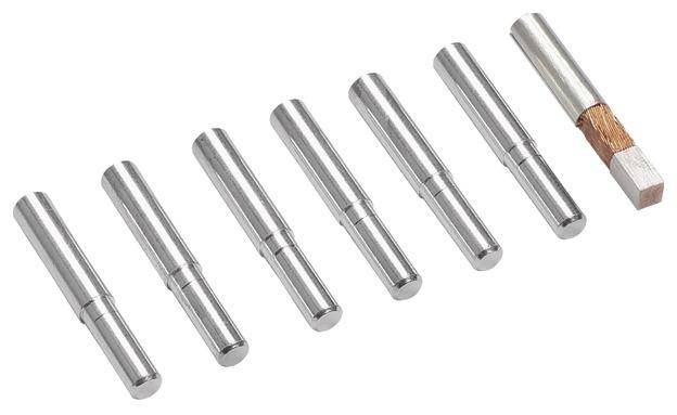 Acht metalen staven, waarvan er één een koperen kern heeft.