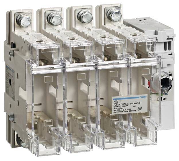 Een vierpolige lastscheidingsschakelaar met transparante afdekking en markering. Hij is ontworpen voor industriële elektrische toepassingen.