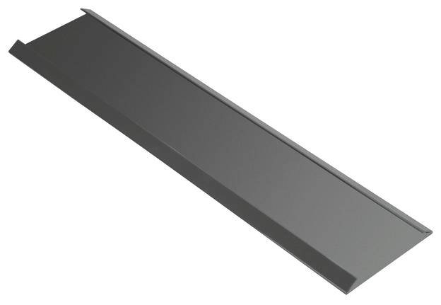 Een grijs, rechthoekig metalen stuk met afgeschuinde randen, dat als dakpaneel zou kunnen worden gebruikt.