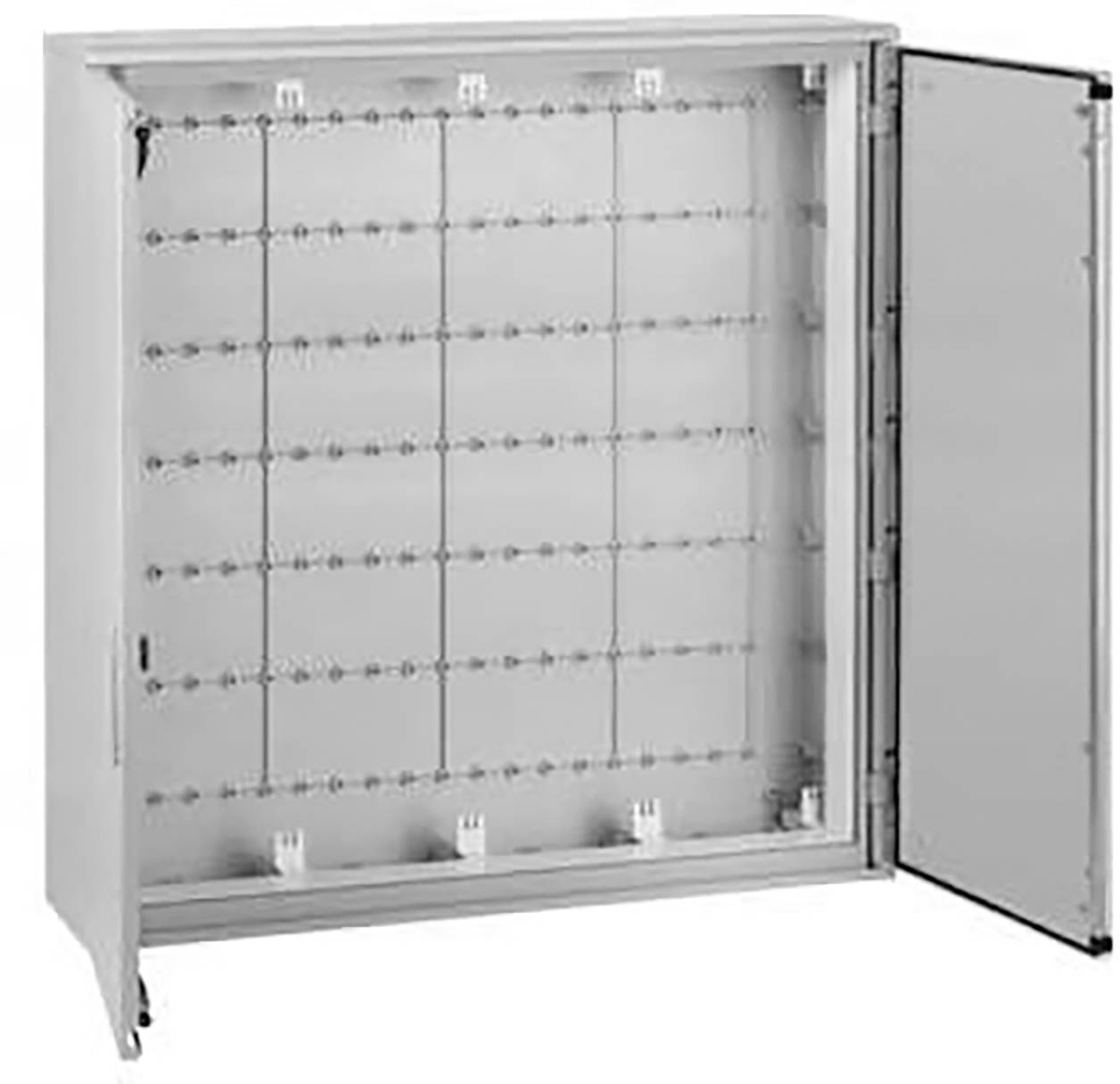Open, lege metalen kast met meerdere rijen haken, geschikt voor het opbergen van sleutels of kleine voorwerpen.