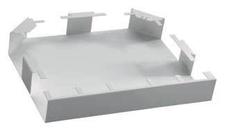 Metalen plaat met zijdelingse lussen die naar boven zijn gebogen. Zou deel kunnen uitmaken van een behuizing of steun.