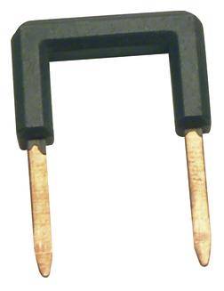 Een zwarte U-vormige metalen brugcontact met twee goudkleurige pinnen, gebruikt in elektrische schakelingen om punten te verbinden.