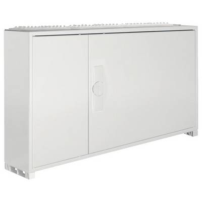 Een witte, rechthoekige metalen behuizing met een deur, waarschijnlijk een verdeel- of schakelkast, vrijstaand.