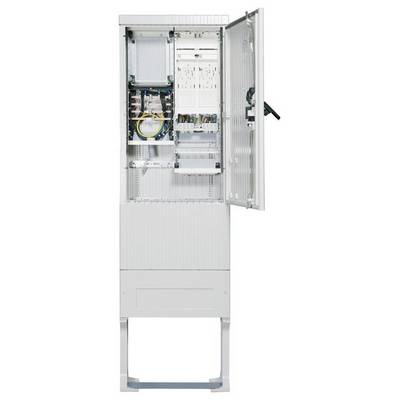 Een geopende verdeelkast met verschillende kabels en elektrische componenten; geschikt voor elektriciteitsdistributie.