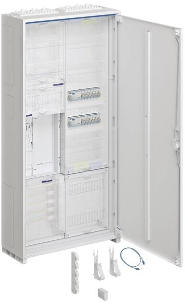 Een geopende, lege schakelkast met meerdere schuiven en toebehoren zoals klemmen en kabels voor elektrische installaties.
