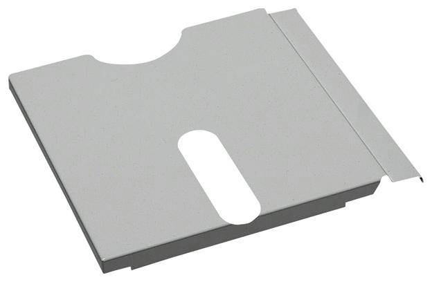 Een rechthoekig metalen onderdeel met een lange, smalle opening in het midden en een naar boven gebogen rand.