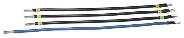 Vier zwarte kabels en een blauwe kabel naast elkaar gelegd. De zwarte kabels hebben gele markeringen, de blauwe heeft geen.