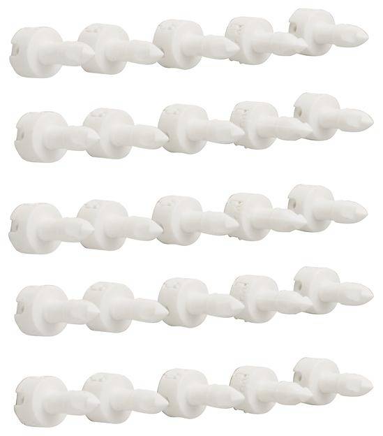 Witte kunststof ankers in 10 parallelle rijen, elk voorzien van een geribbelde schacht en een brede kop, geschikt voor wandmontage.