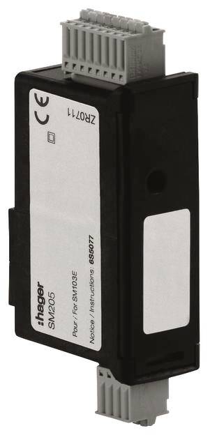 Een zwart elektrisch module met het opschrift 'hager SM205'. Fungeert als interface met aansluitklemmen aan beide uiteinden.
