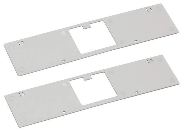 Twee rechthoekige metalen platen met een centraal vierkant uitgesneden deel en kleine gaten in de hoeken.