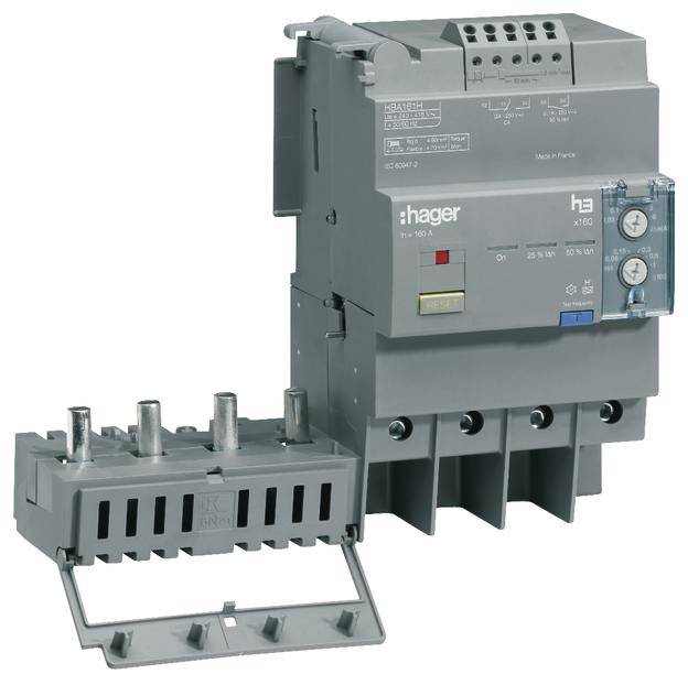 Een grijze elektrische vermogensschakelaar van het merk Hager, model h3, staat voor een geopende aansluitblok, weergegeven in een technische omgeving.