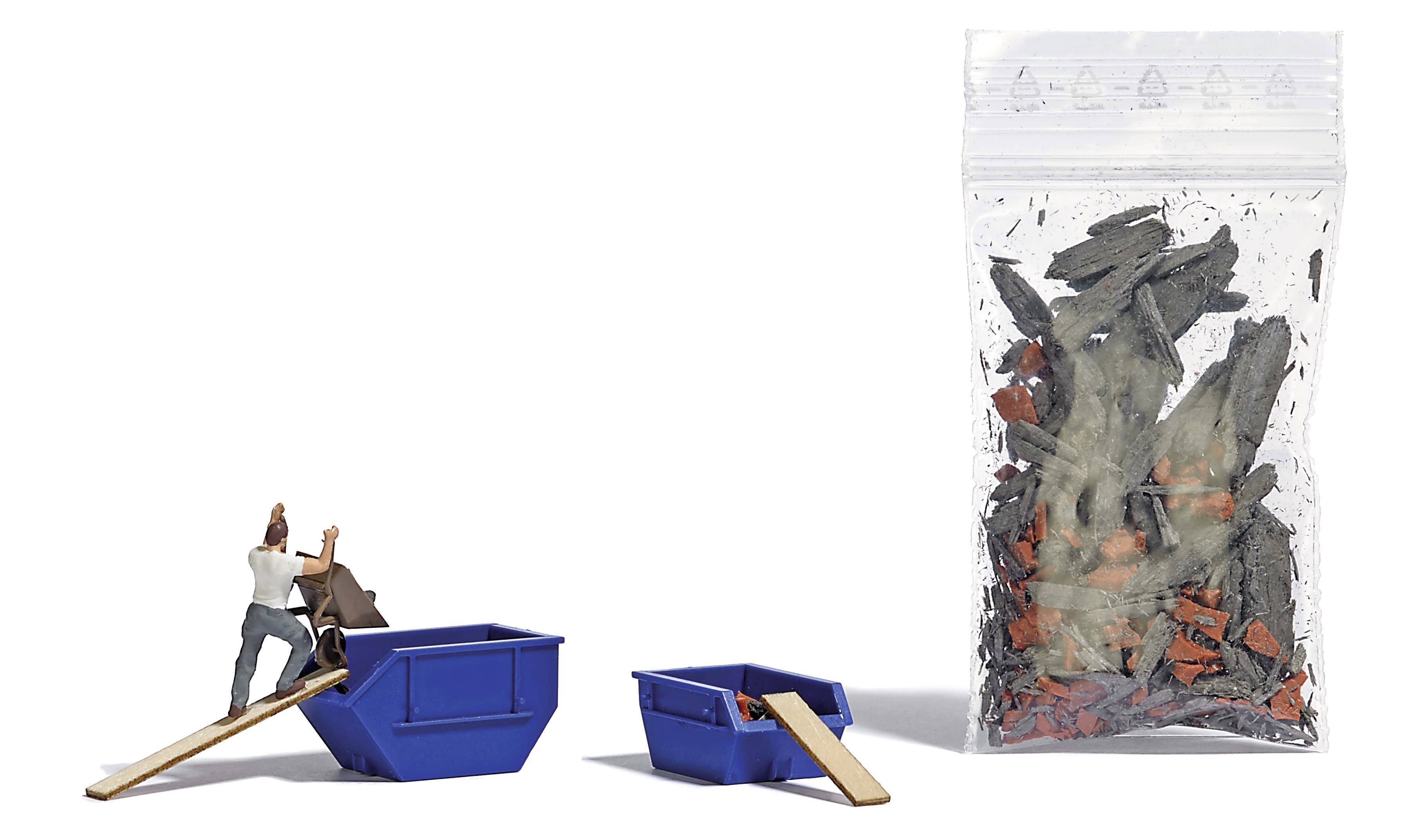 Mannen maken de blauwe containers leeg. Naast hen staat een grote, verzegelde plastic zak vol as en puin.
