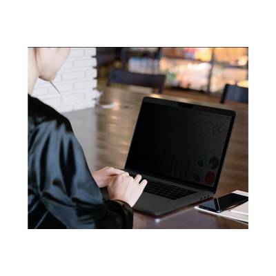 Een persoon werkt op een laptop met een diagram op het scherm in een café. Het diagram toont lijn- en cirkelgrafieken.