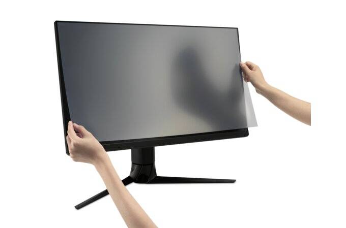 Een persoon brengt een anti-reflecterende beschermfolie aan op een grote computermonitor; de folie vermindert verblinding en reflecties.