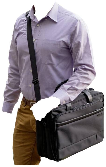 Man in een helviolet shirt en bruine broek, draagt een zwarte schoudertas over zijn schouder en houdt deze vast met zijn hand.