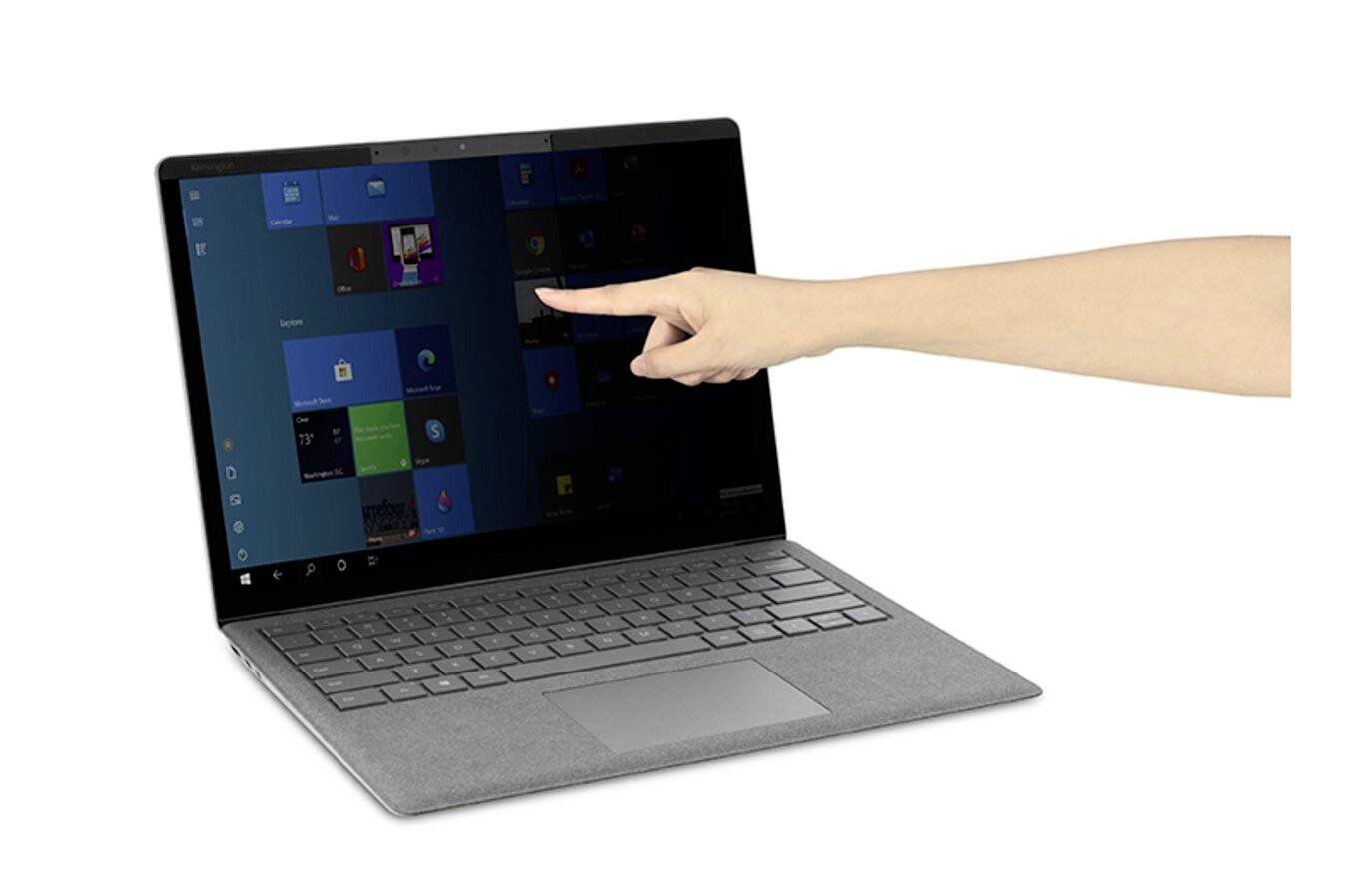 Een hand raakt het scherm van een laptop waarop Windows is geopend.