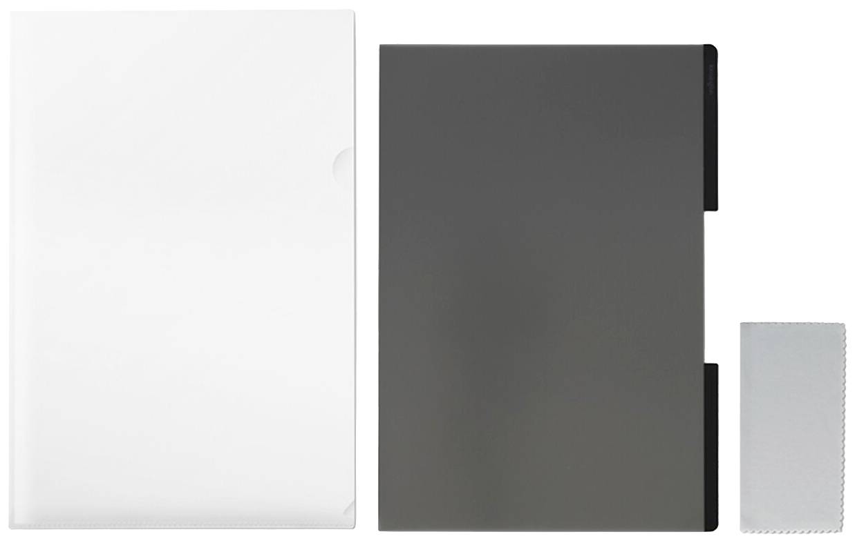 Een zwart en een wit plastic verzamelmap naast elkaar, links een grote witte omslag. Rechts een klein grijs doek.