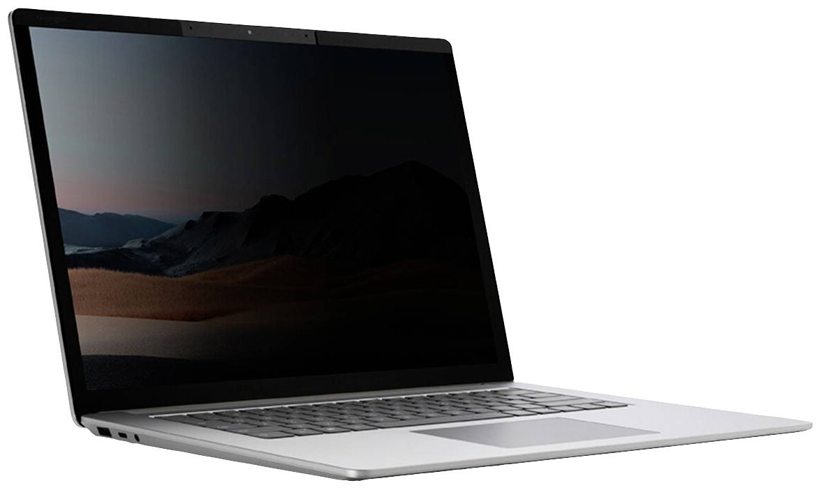 Een zilveren laptop met een open scherm toont een berglandschap bij zonsondergang.