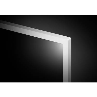 Hoek van een modern flatscreen-scherm tegen een zwarte achtergrond. Minimalistisch ontwerp, metallic lijst, elegant en sober.