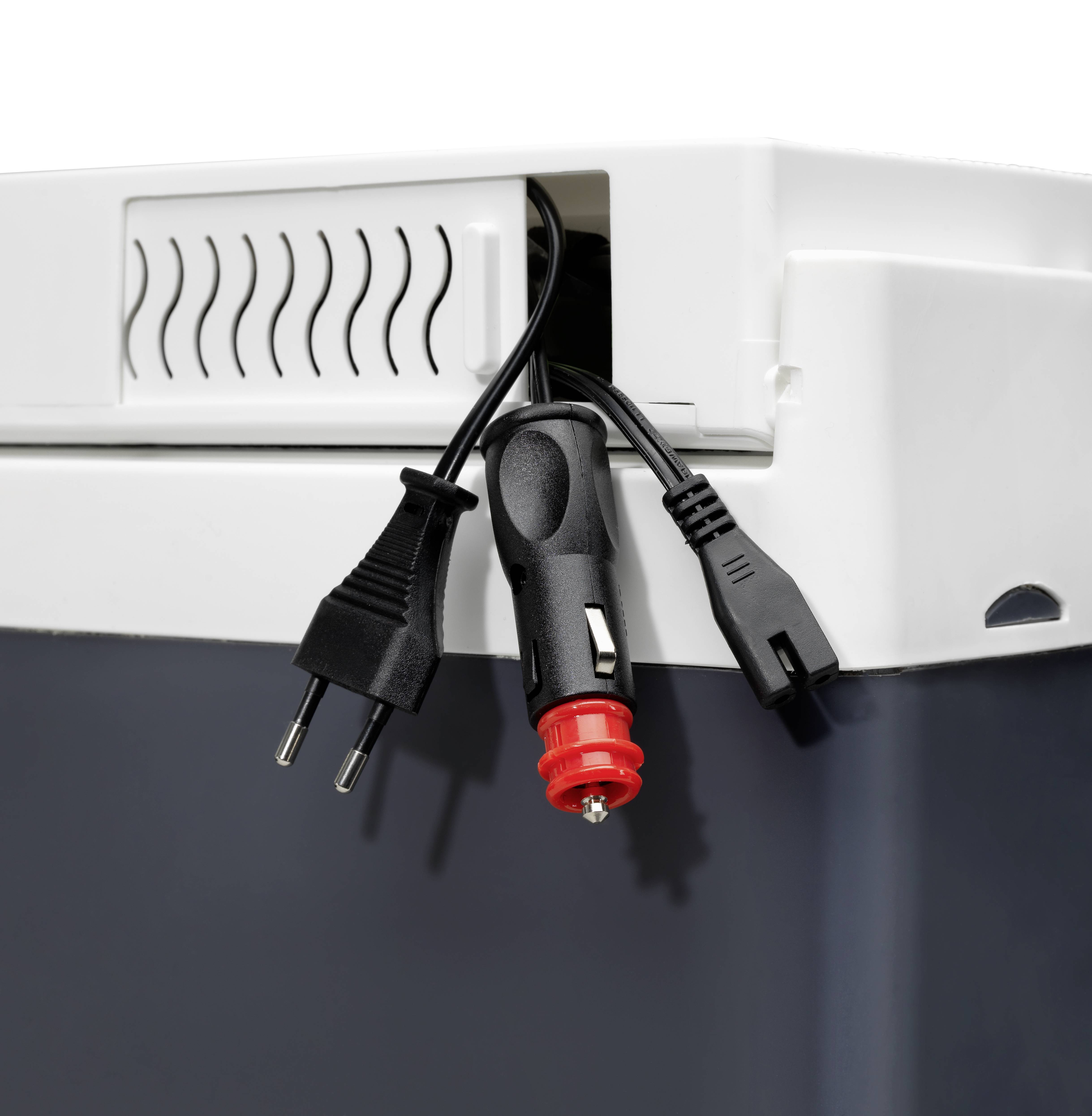 Stroomkabel en een adapter hangen uit de bovenhoek van een grijs apparaat. De behuizing heeft ventilatiesleuven.