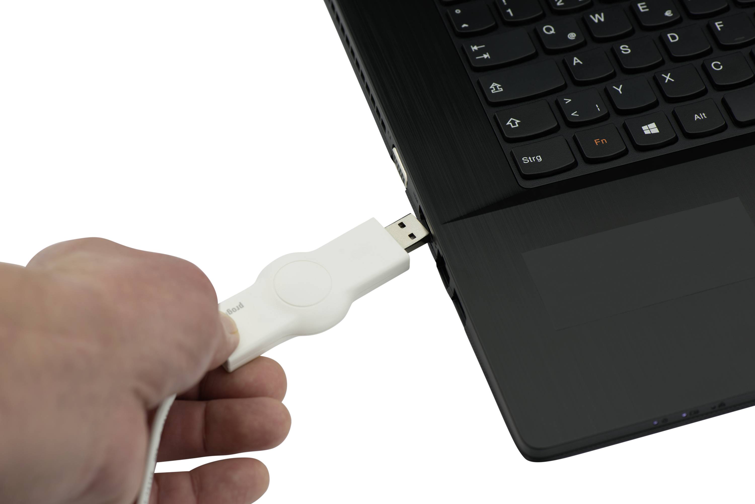 Een hand steekt een USB-aansluiting in een laptop. De focus ligt op de verbinding tussen de USB-kabel en de laptop.